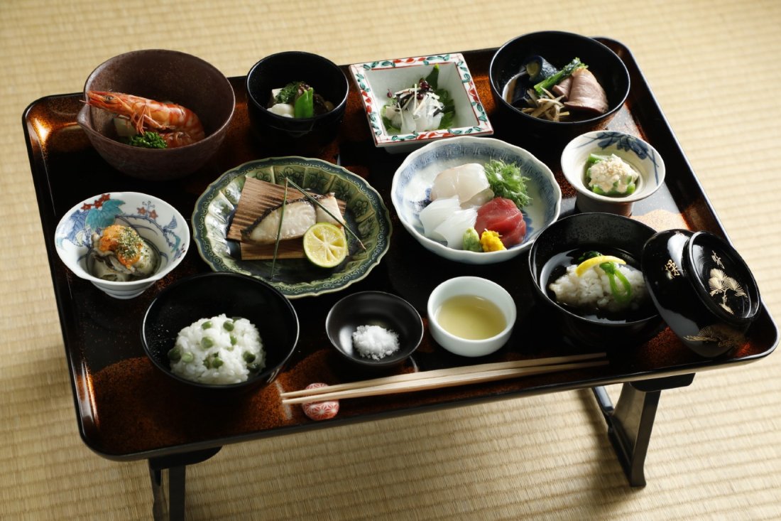 Experience the meal served to the Kishu Tokugawa lords and historical costume dressing (4-10 people)